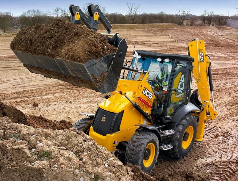 Экскаватор погрузчик JCB 3cx роет котлован